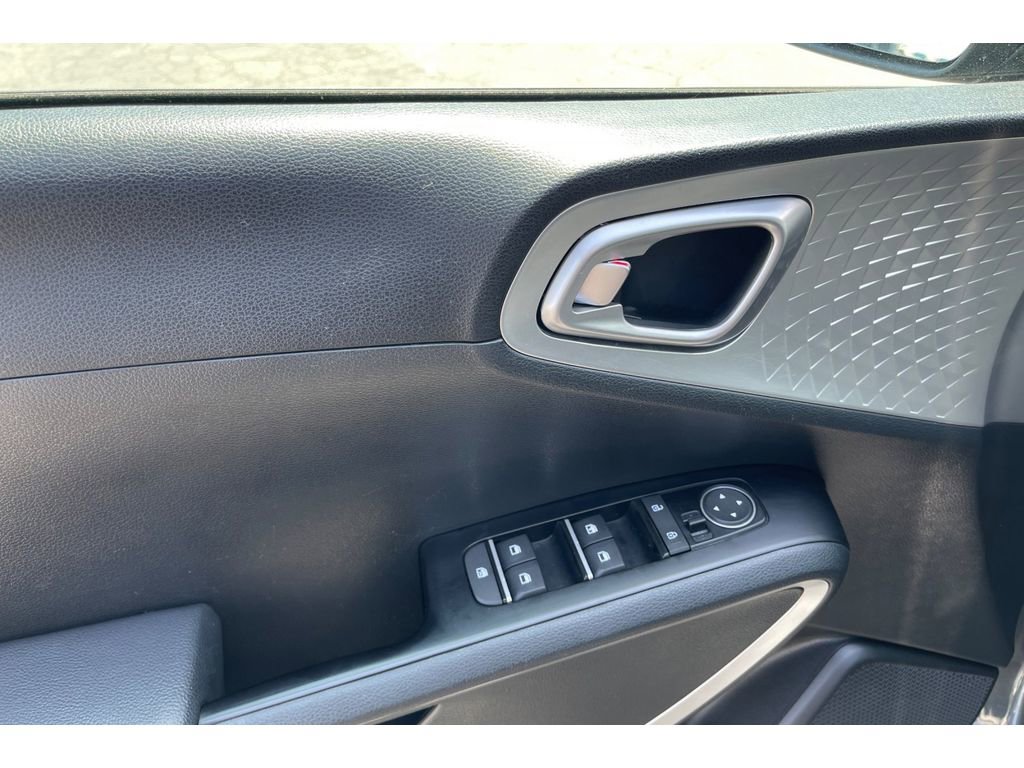 Used 2023 Kia Soul S FWD image 11