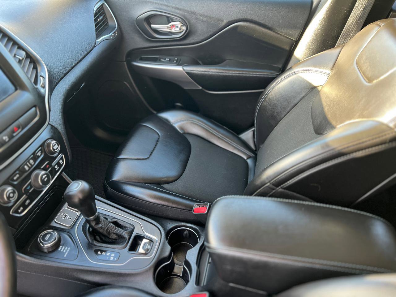 Used 2019 Jeep Cherokee Latitude Plus w/ Cold Weather Group image 17