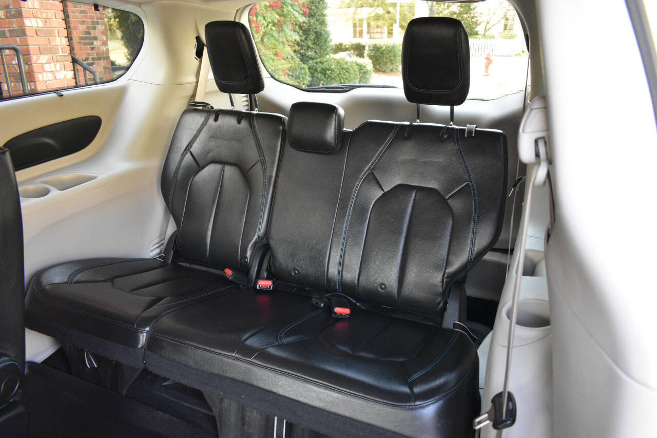 Used 2021 Chrysler Pacifica Touring-L image 10