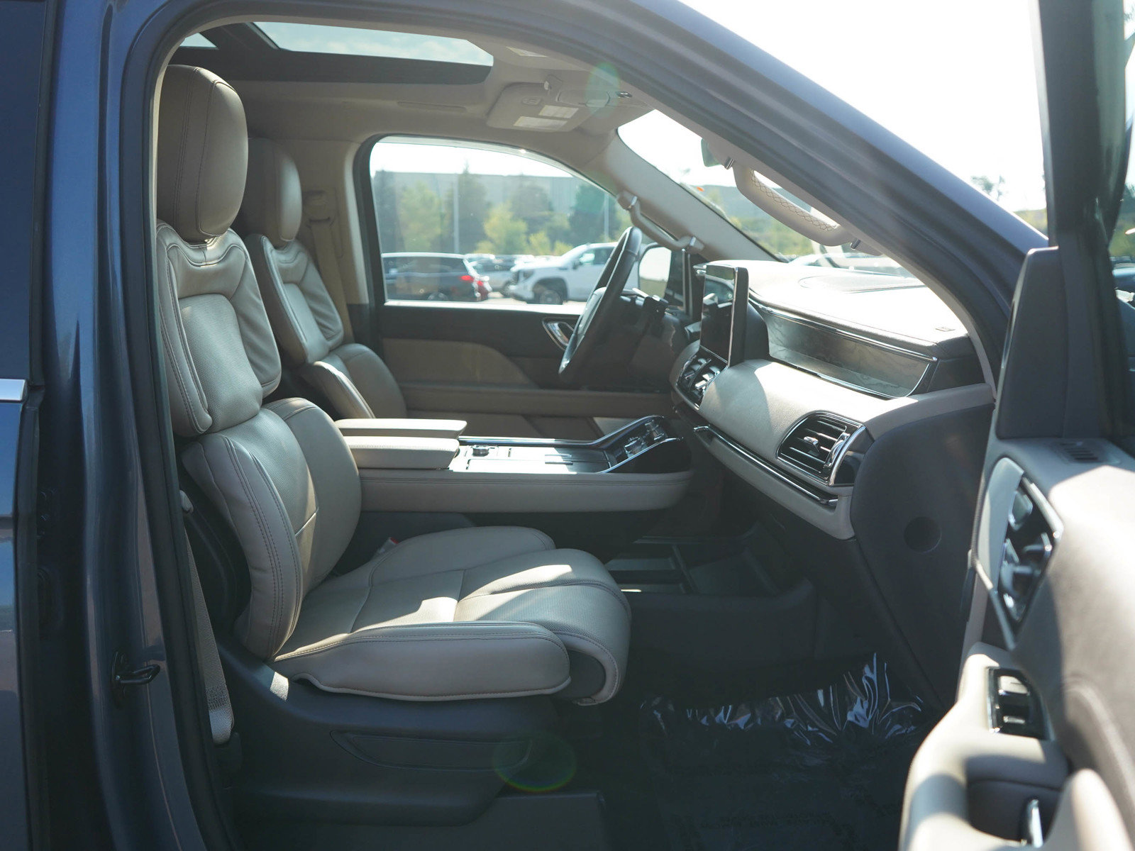 Used 2023 Lincoln Navigator L Reserve w/ Equipment Group 201A AWD/4WD image 12