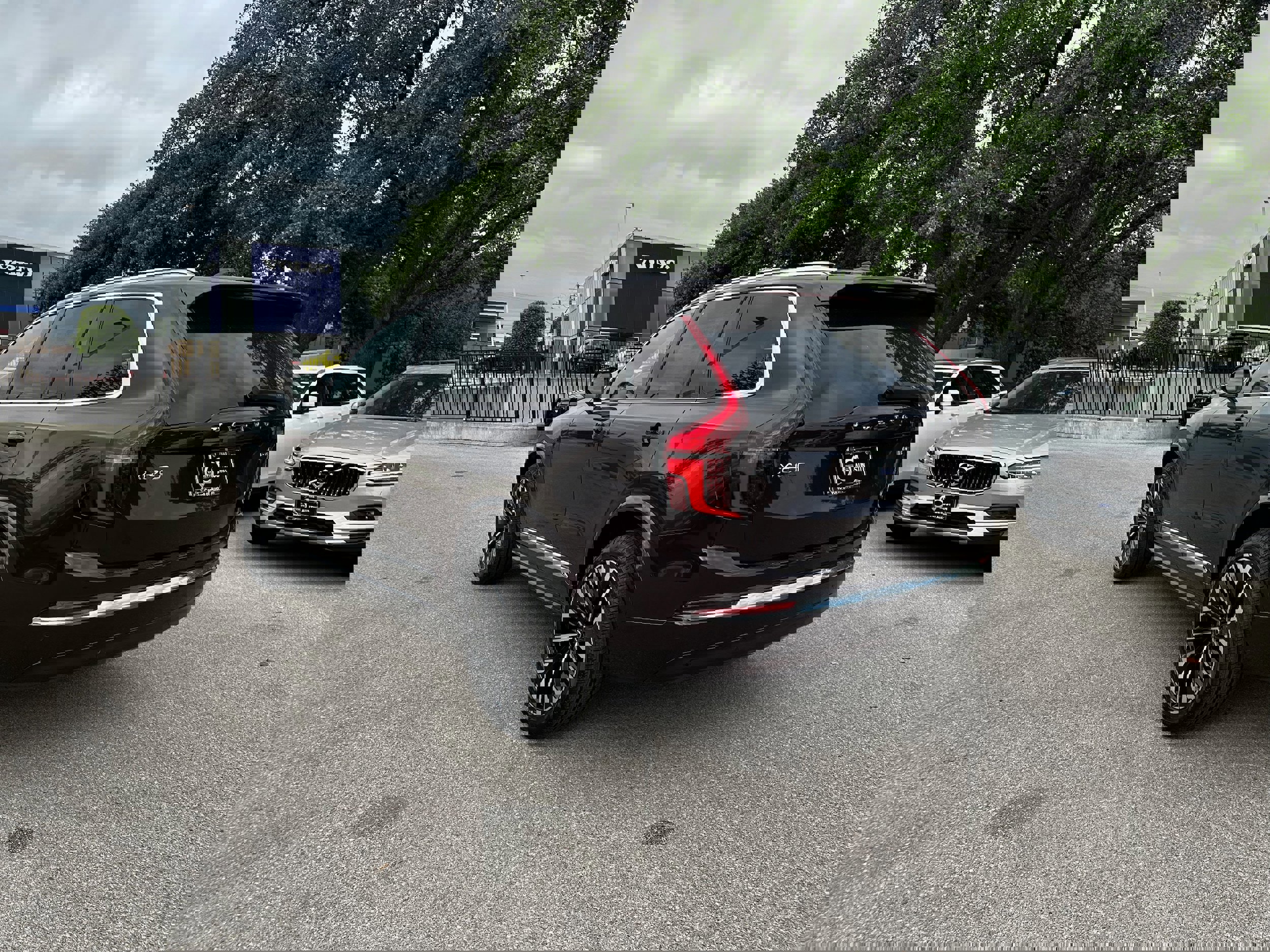 Used 2025 Volvo XC90 B6 Core w/ Climate Package image 4