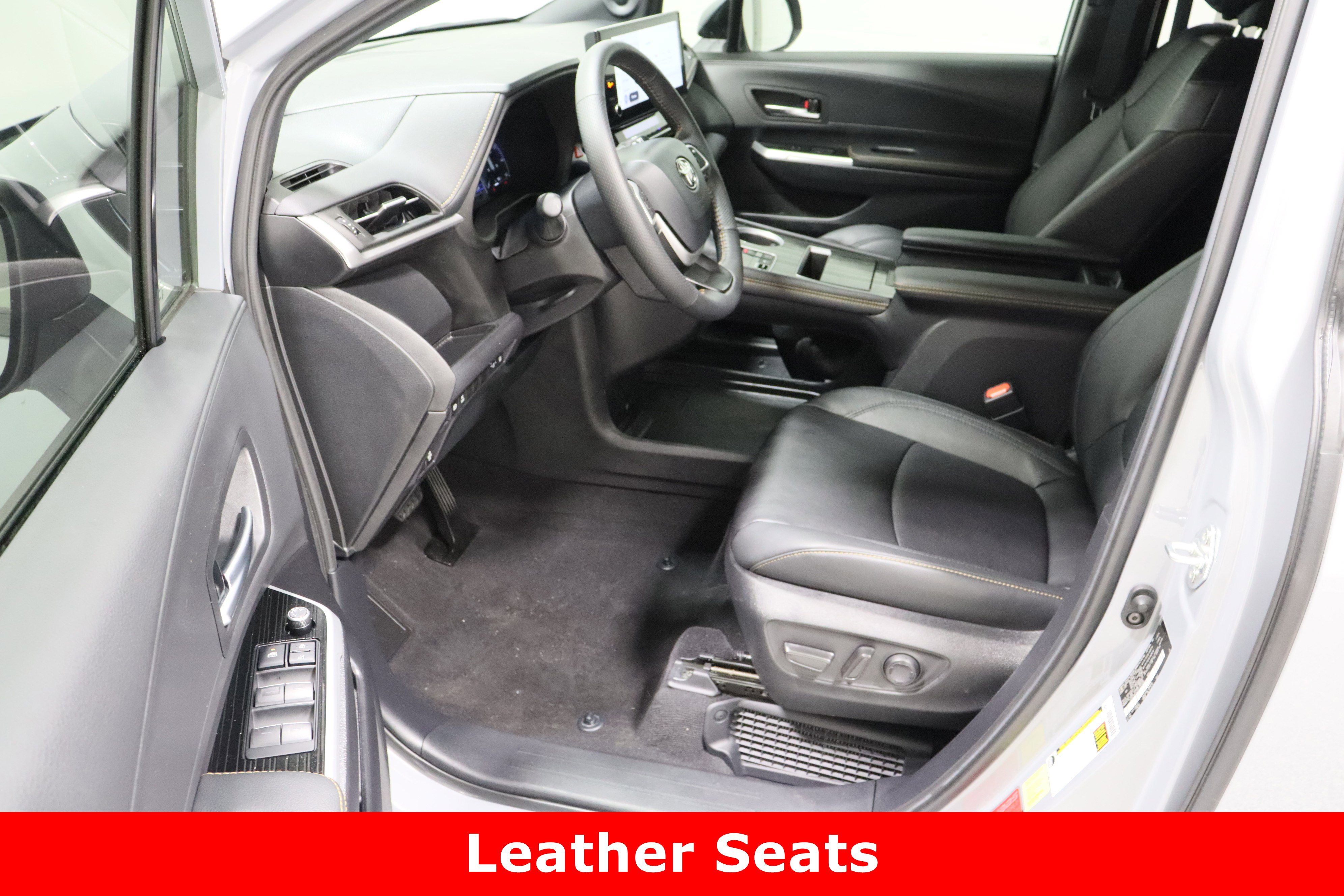 Used 2025 Toyota Sienna XLE Woodland Edition image 14