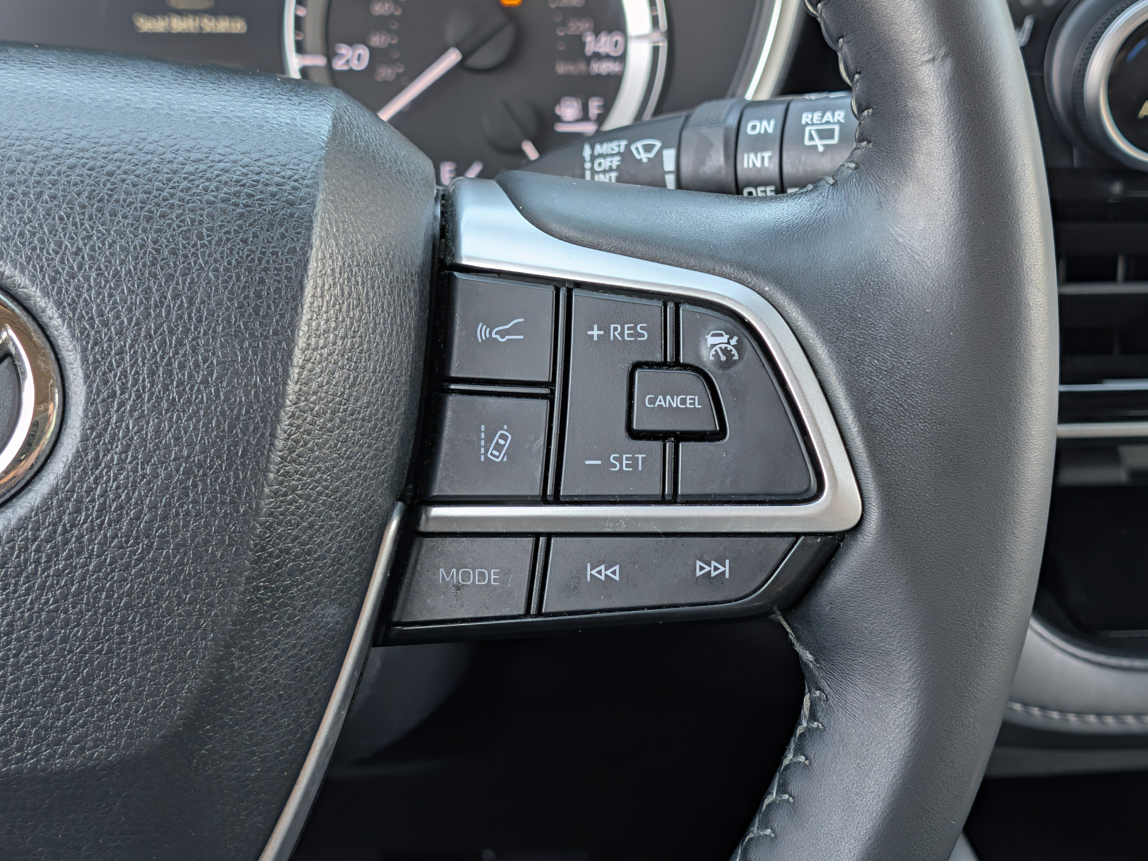 Used 2023 Toyota Highlander XLE AWD/4WD image 28