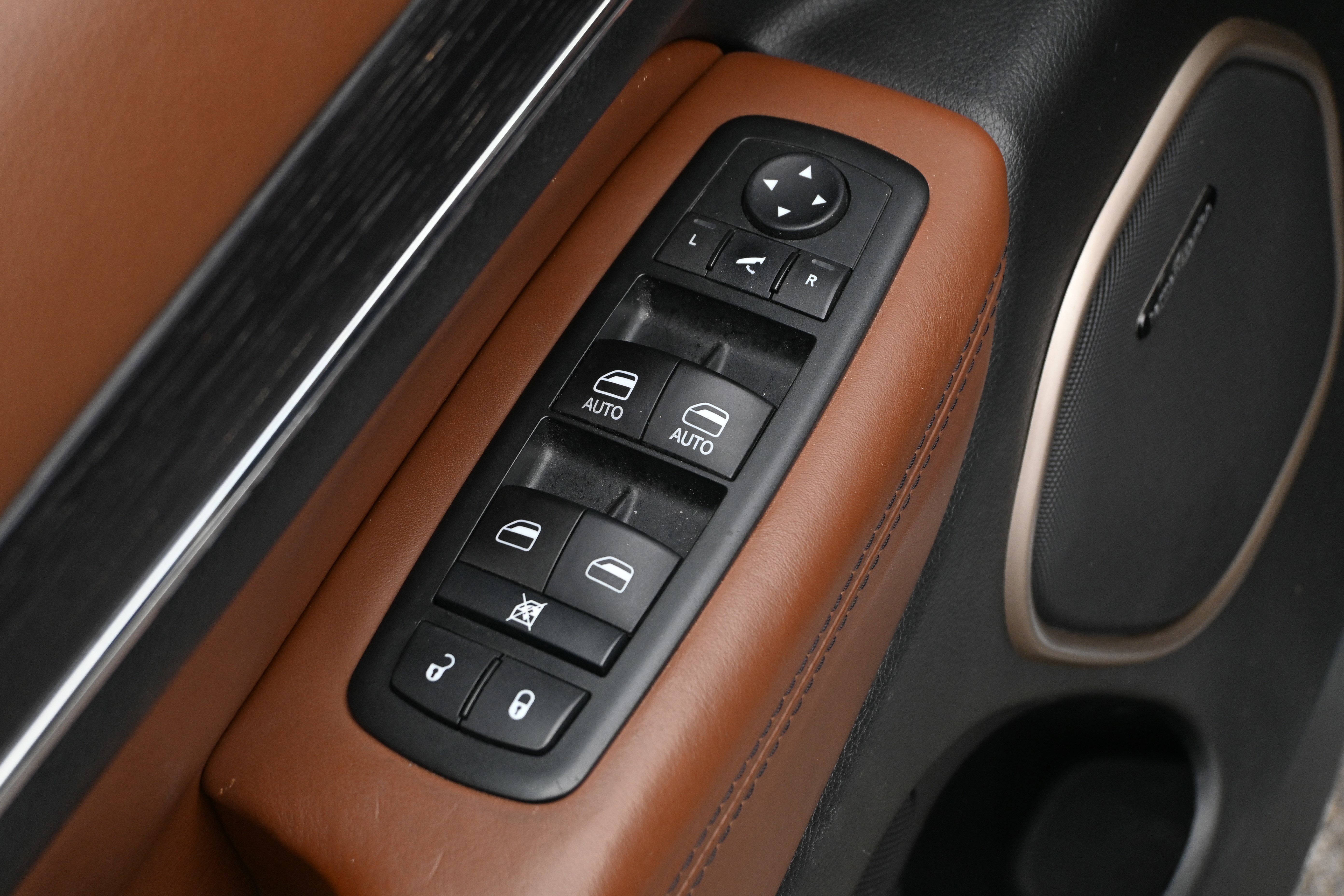 Used 2015 Jeep Grand Cherokee Summit image 29