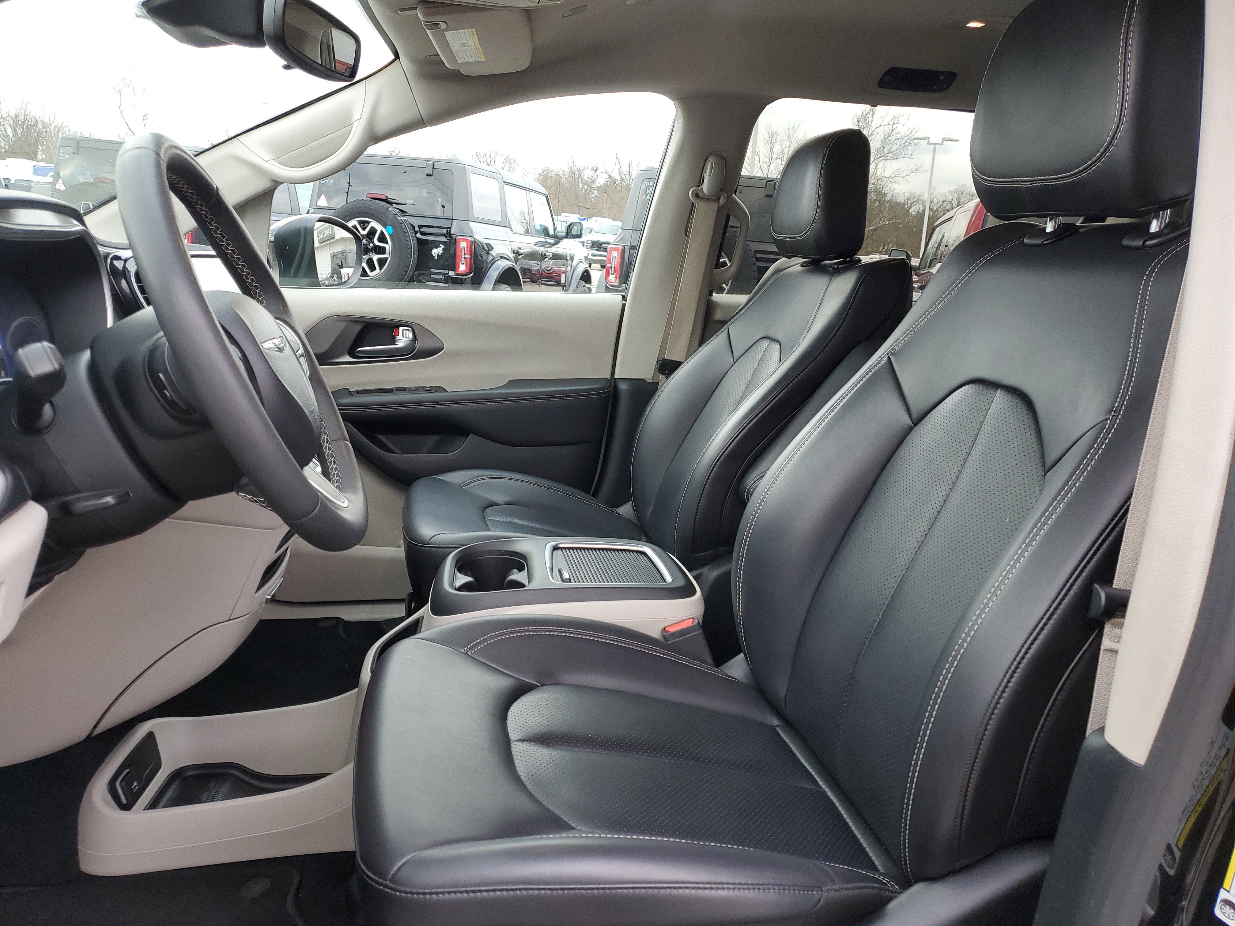 Used 2023 Chrysler Pacifica Touring-L image 15