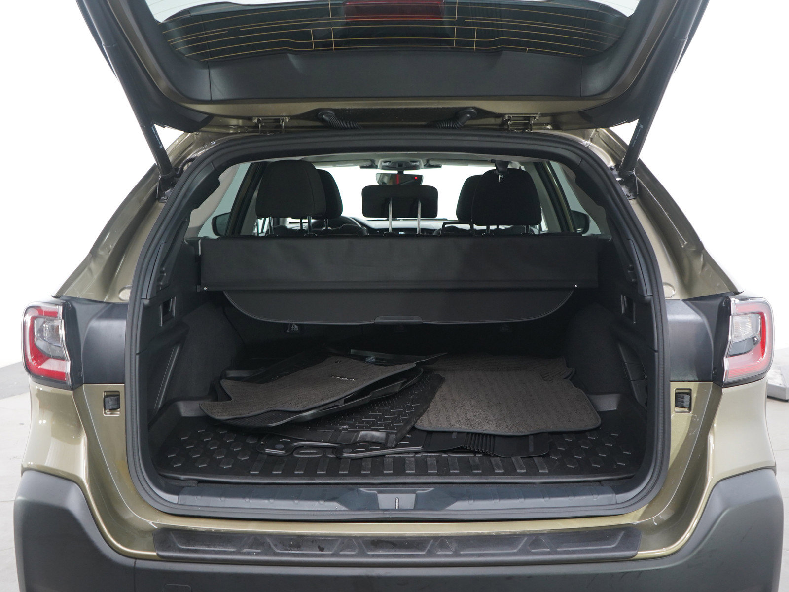 Used 2025 Subaru Outback Premium image 16