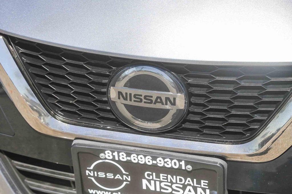 Used 2020 Nissan Versa SR FWD image 5