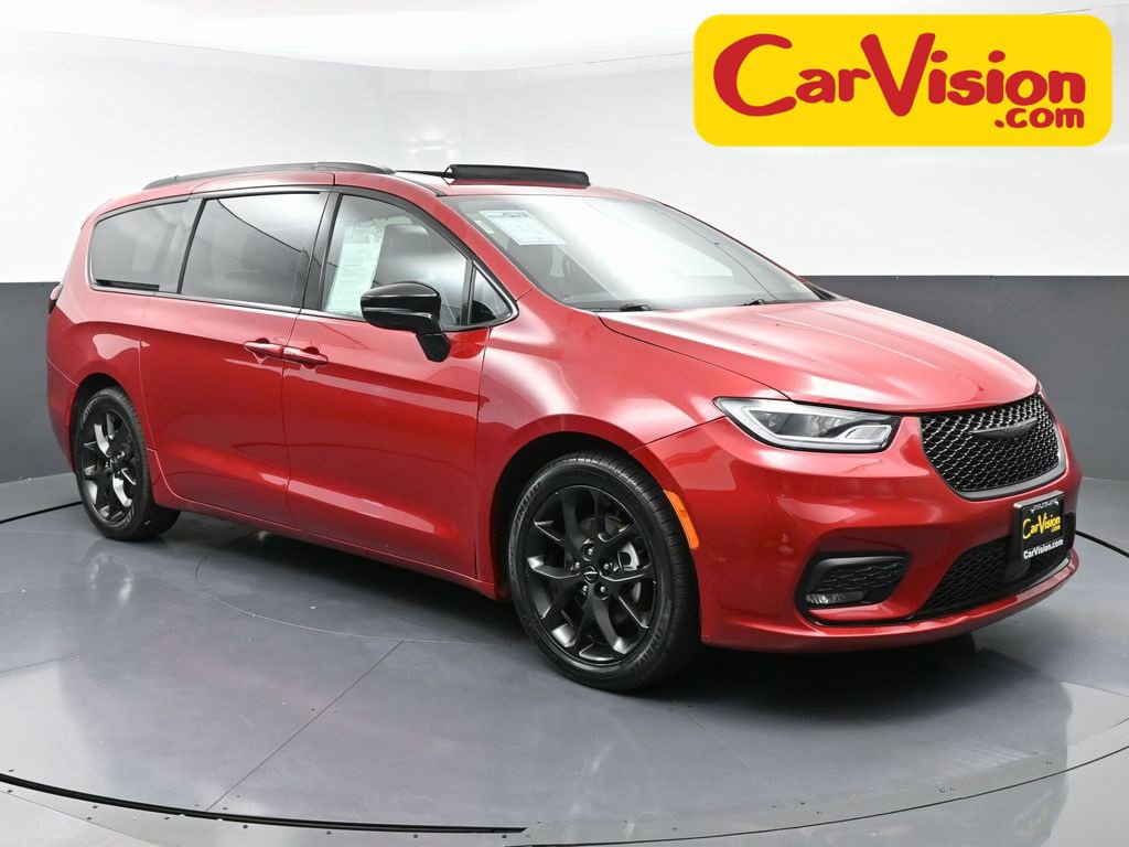 Used 2025 Chrysler Pacifica Limited image 3