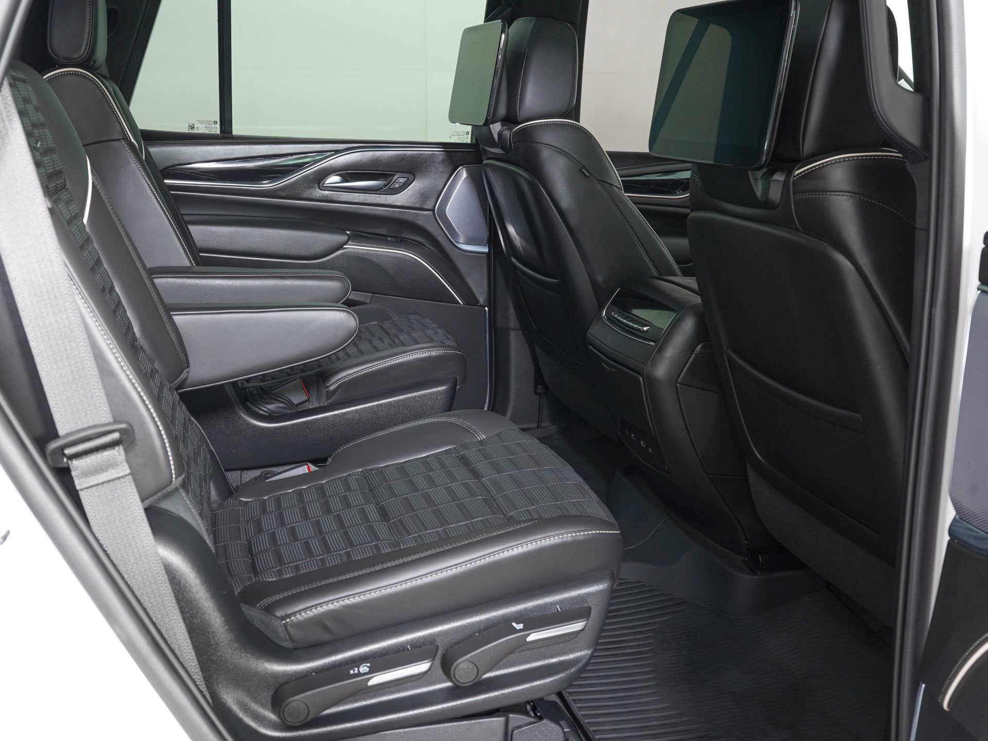 Used 2023 Cadillac Escalade V w/ LPO, ONYX Package AWD/4WD image 9