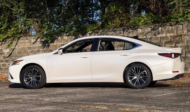 Certified 2024 Lexus ES 350 w/ Premium Package FWD image 11