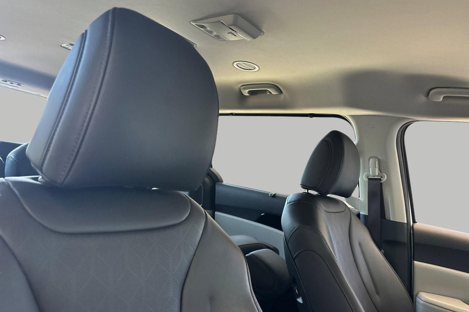 Used 2023 Kia Carnival EX image 19