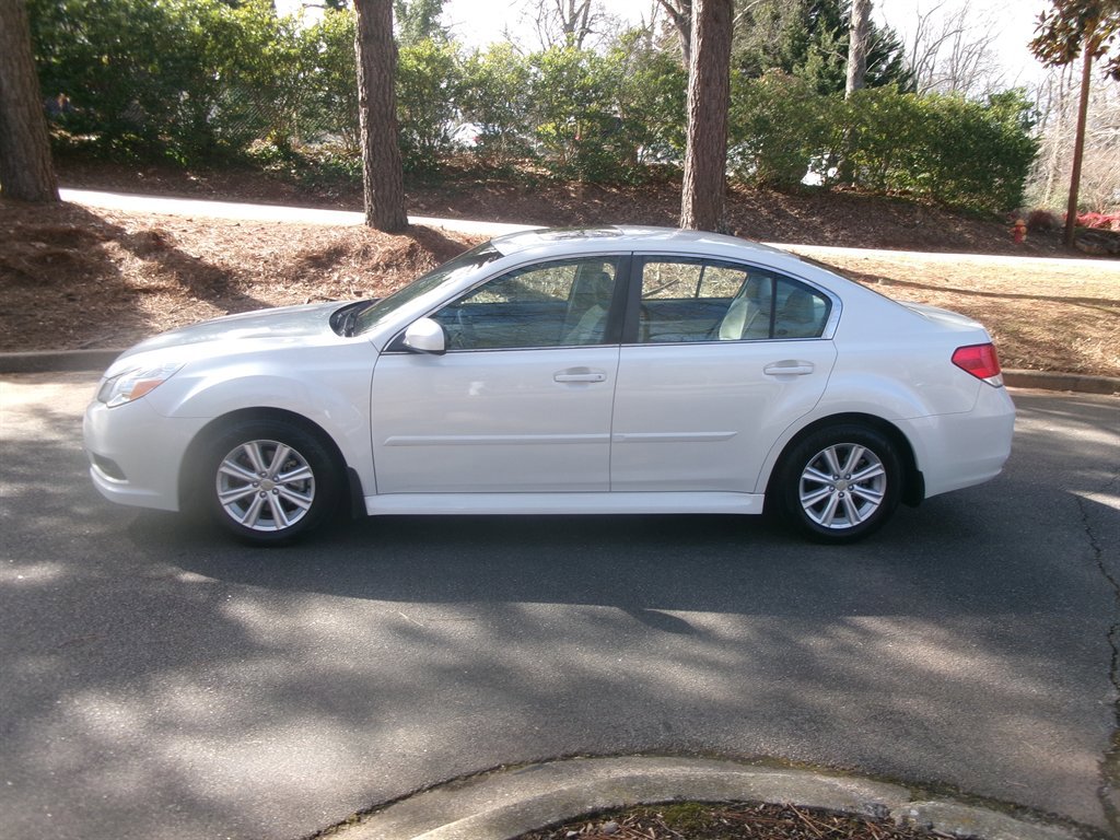 Used 2011 Subaru Legacy 2.5i Premium image 3