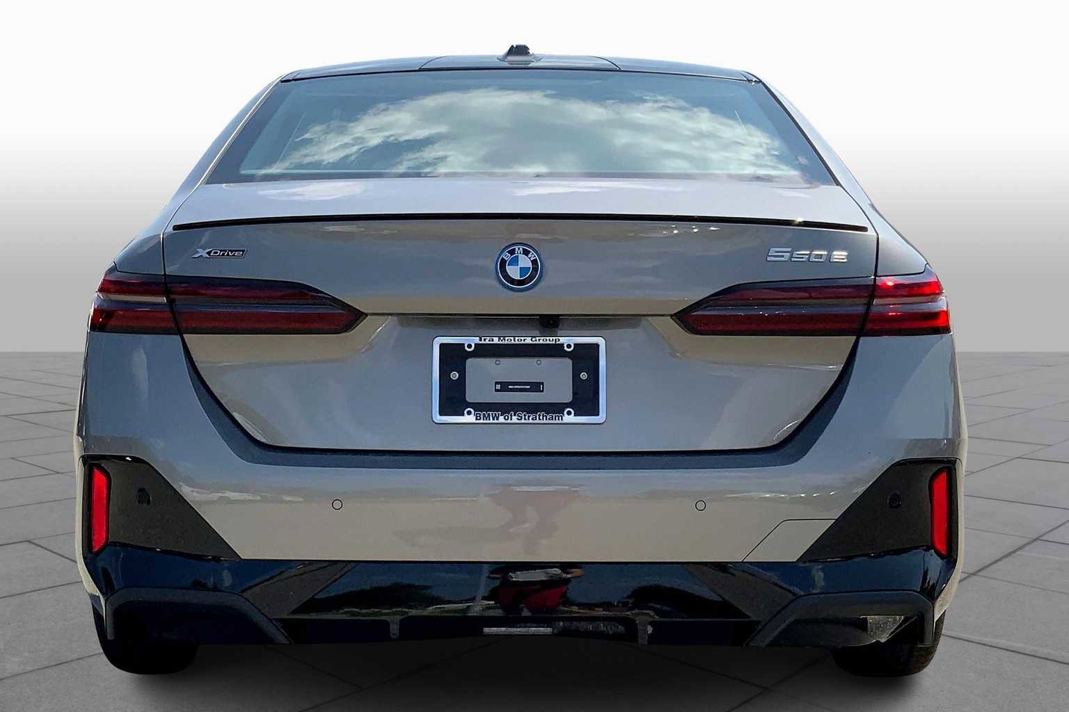 New 2026 BMW 550e xDrive w/ Executive Package image 4