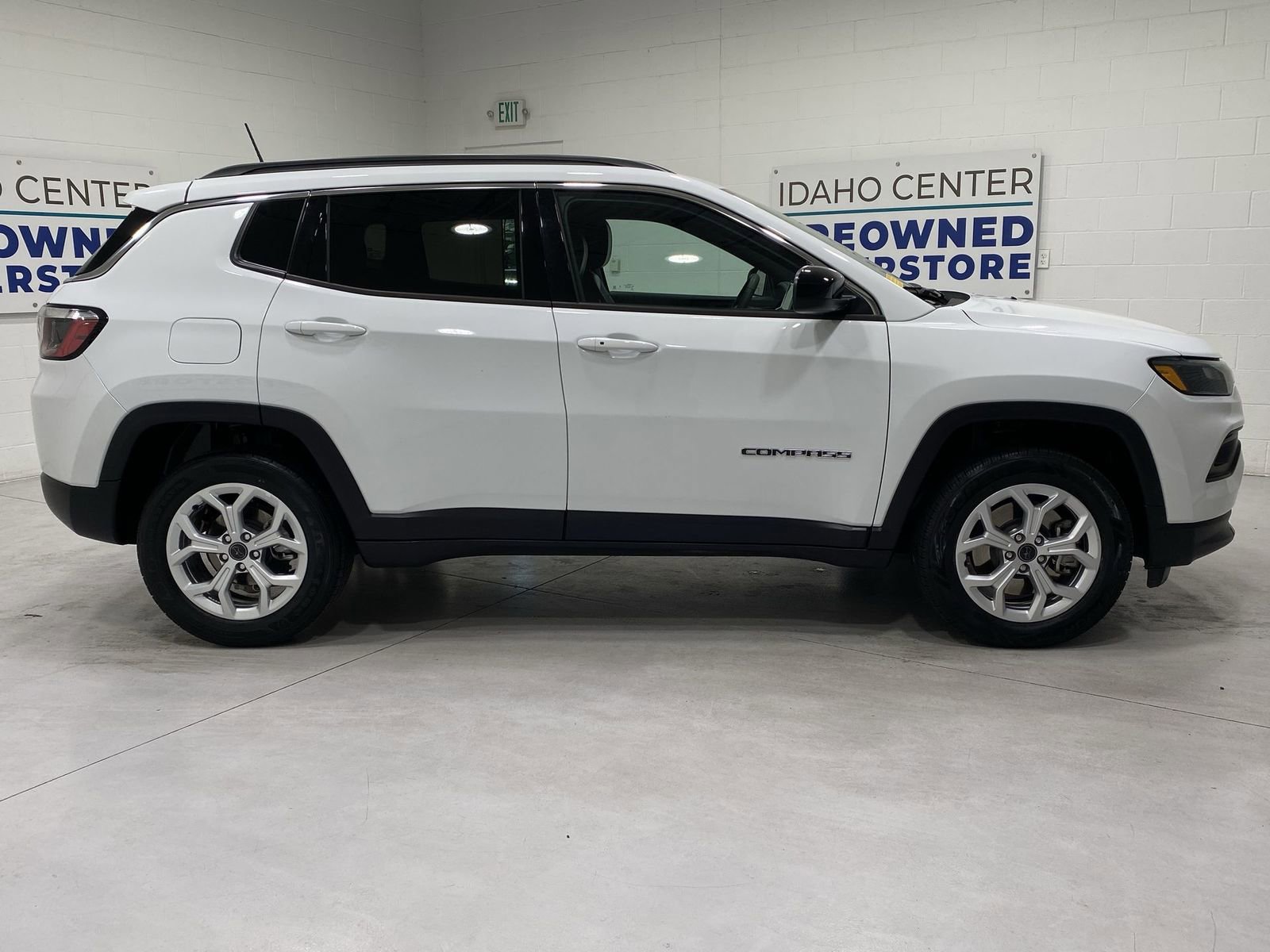Used 2025 Jeep Compass Latitude image 9