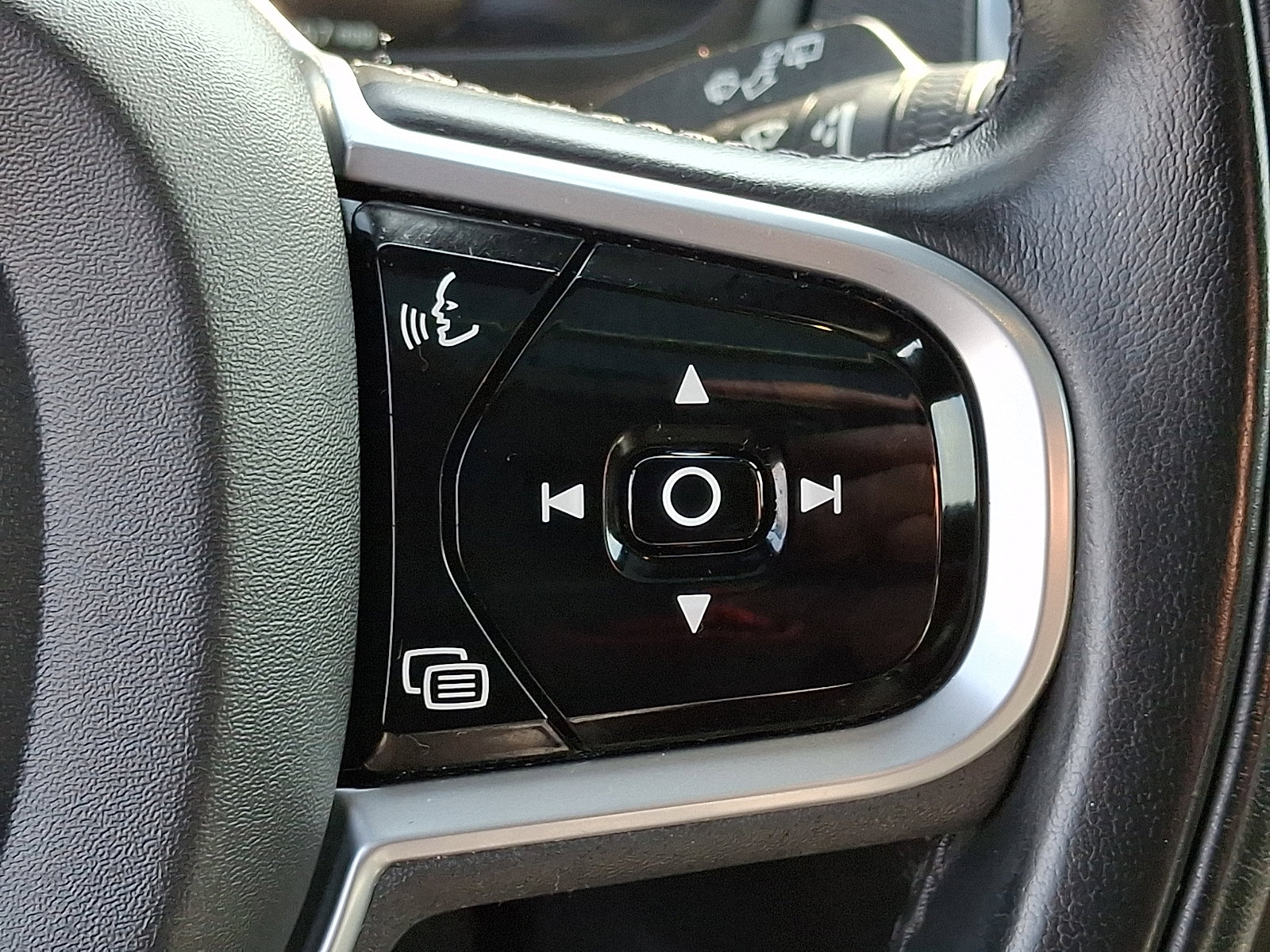 Used 2020 Volvo XC90 T6 Momentum w/ Protection Package Premier image 22