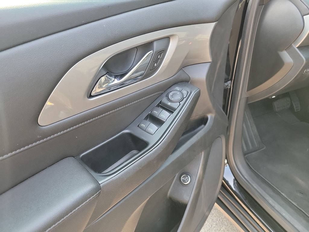 Used 2022 Chevrolet Traverse LT FWD image 25