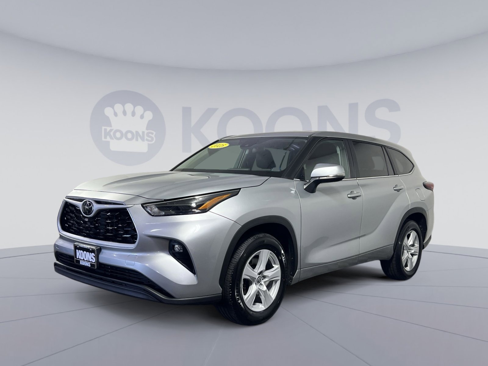 Used 2025 Toyota Highlander LE FWD image 1