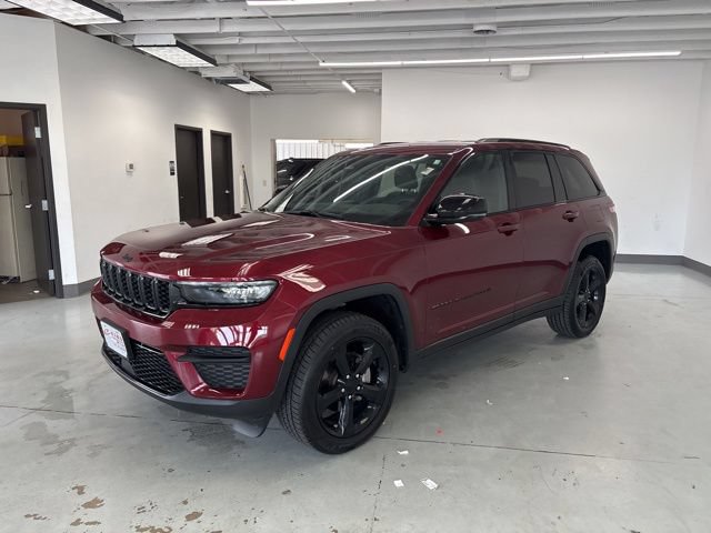Used 2023 Jeep Grand Cherokee Altitude AWD/4WD image 7