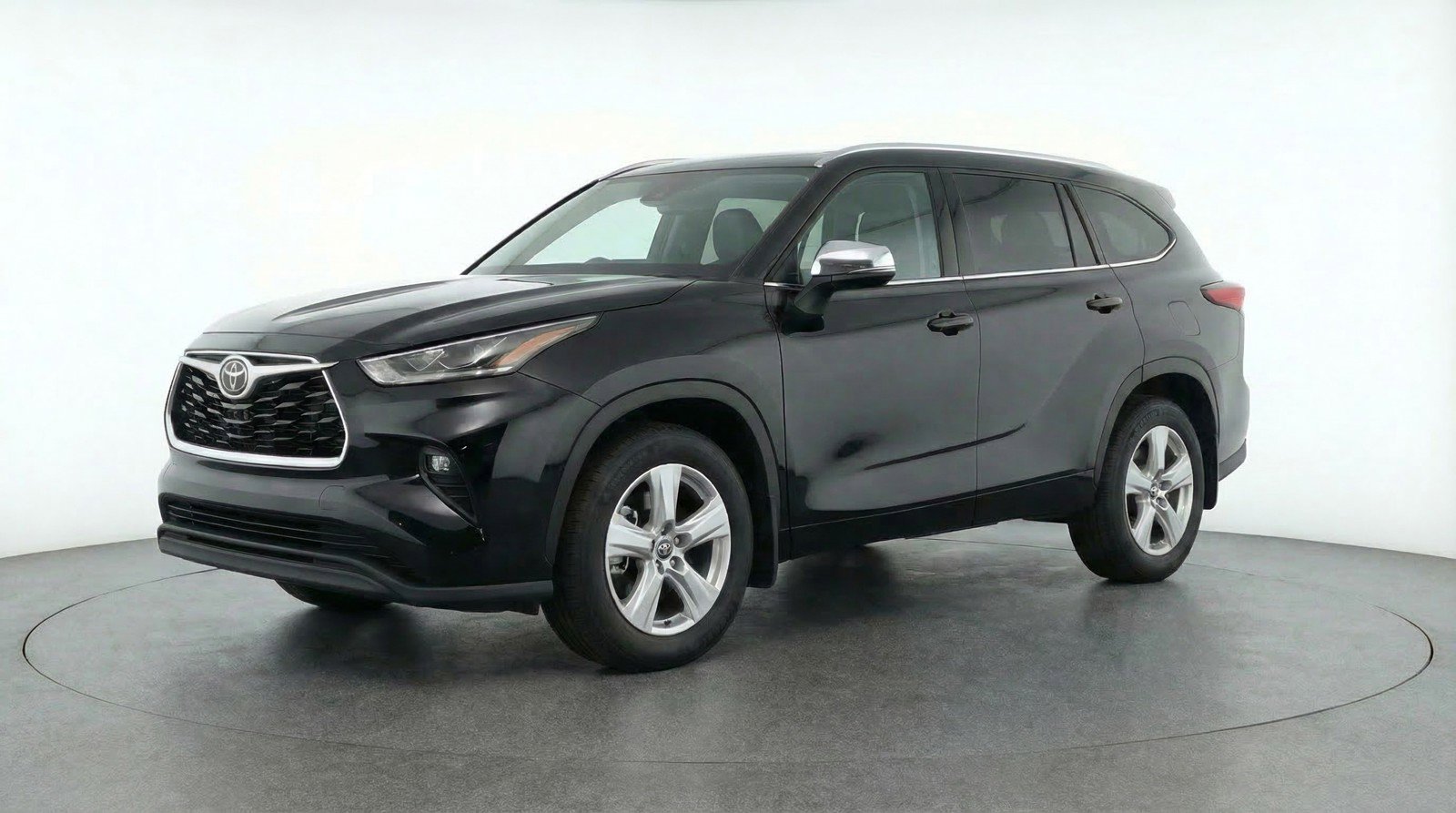 Used 2025 Toyota Highlander LE FWD image 3