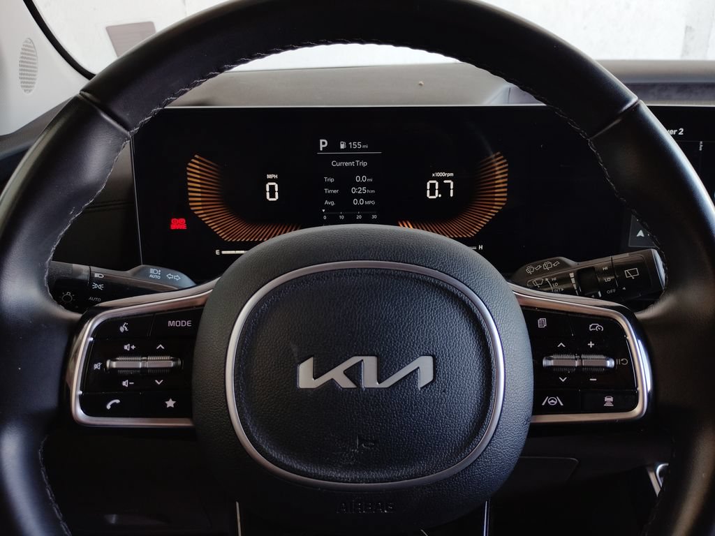 Used 2025 Kia Carnival EX FWD image 29