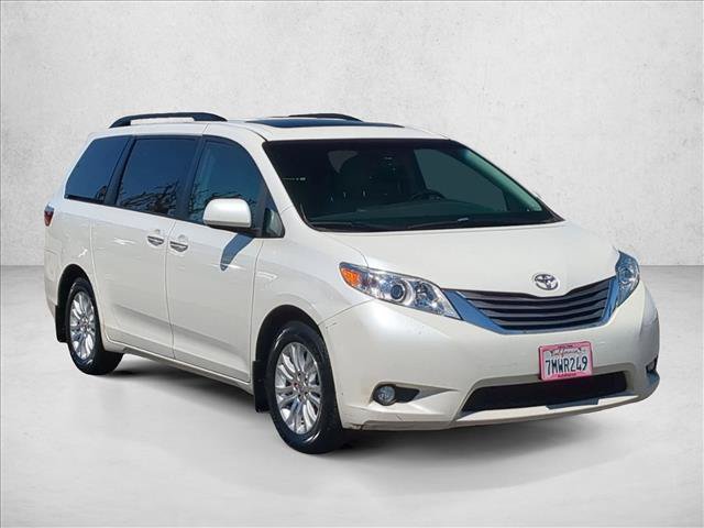 Used 2015 Toyota Sienna XLE w/ XLE Navigation Package FWD image 3