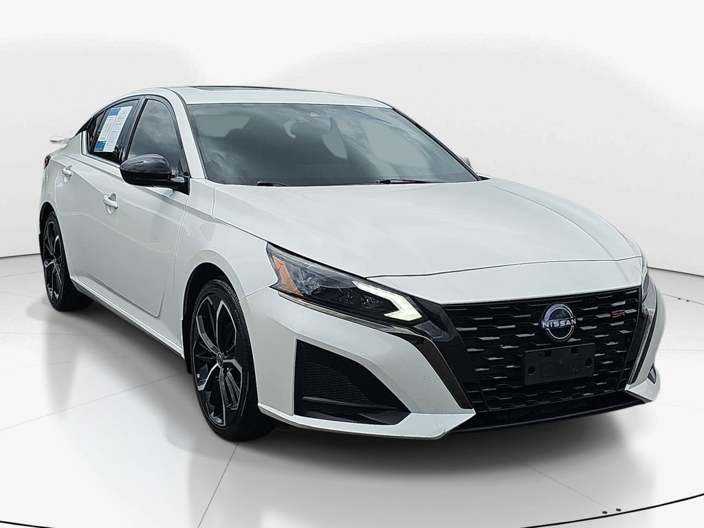 Used 2023 Nissan Altima 2.5 SR w/ SR Premium Package FWD image 3