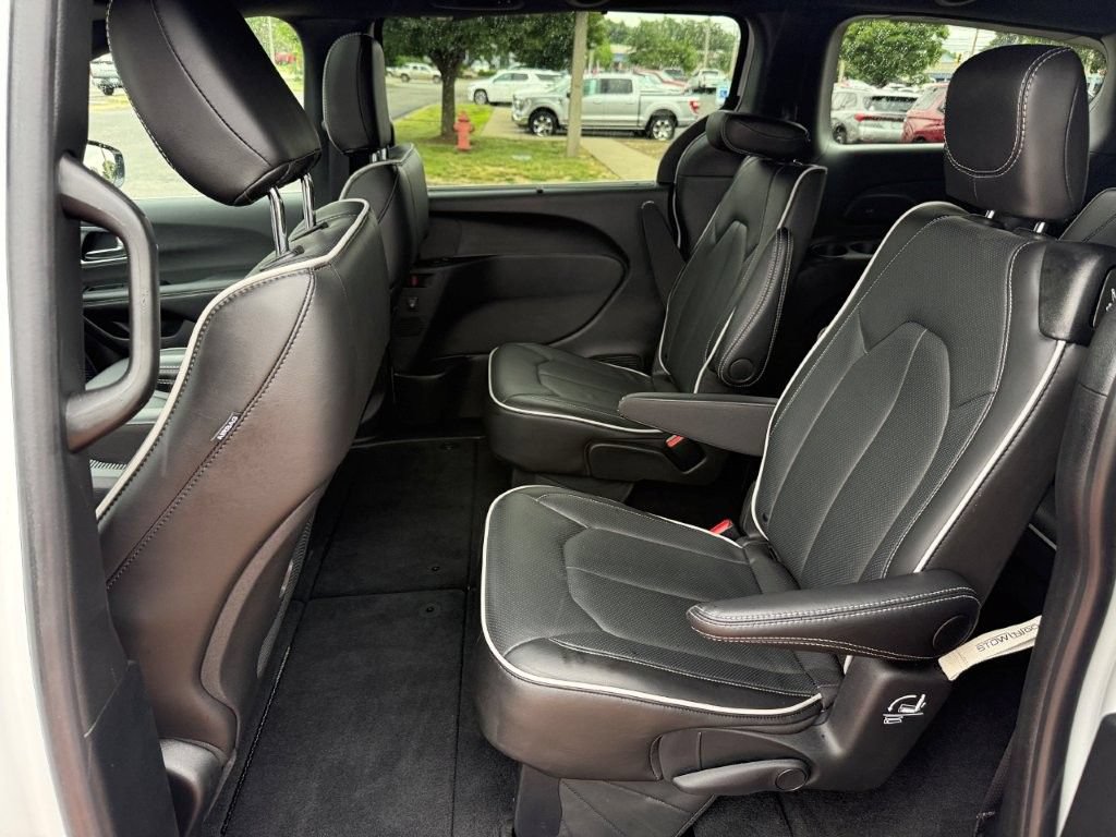 Used 2026 Chrysler Pacifica Limited FWD image 17