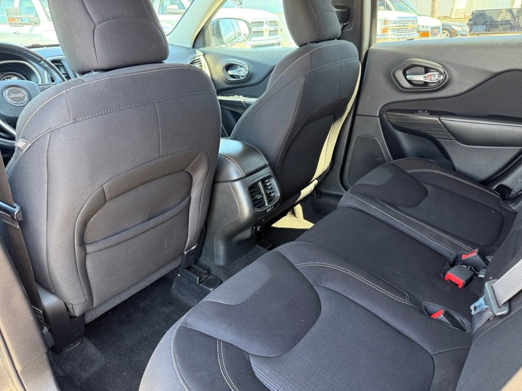Used 2015 Jeep Cherokee Latitude FWD image 14