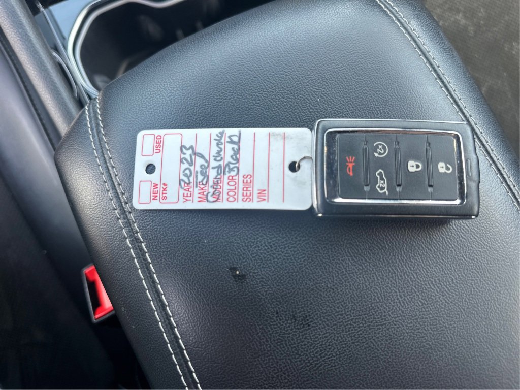Used 2023 Jeep Grand Cherokee Altitude image 36