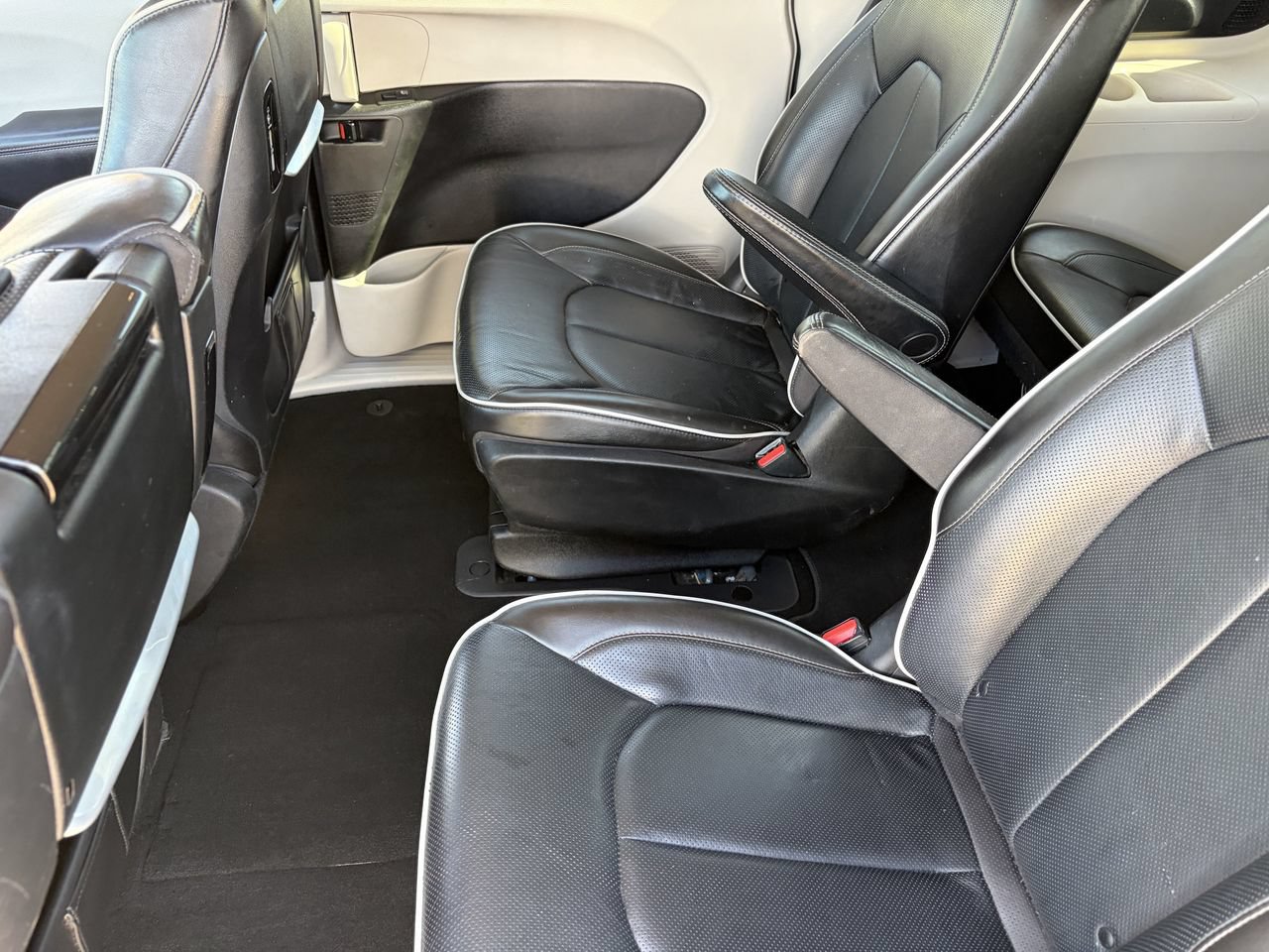 Used 2021 Chrysler Pacifica Limited w/ Uconnect Theater Family Group FWD image 14