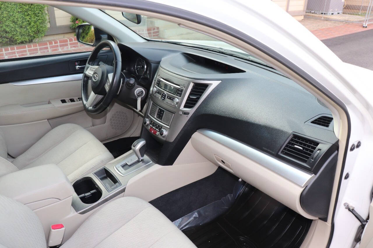 Used 2011 Subaru Outback 2.5i Premium AWD/4WD image 16