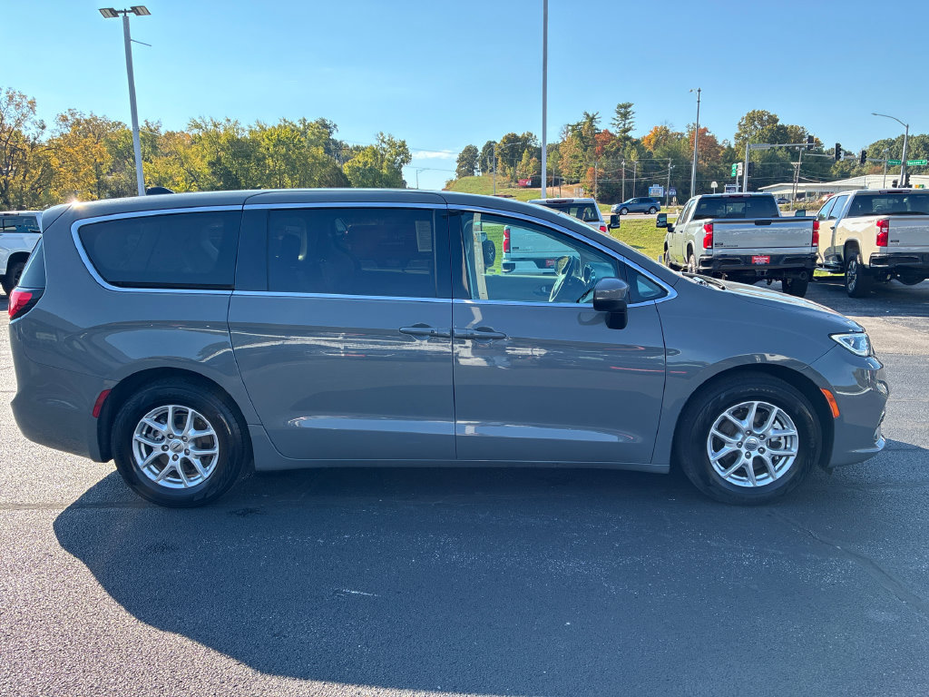 Used 2023 Chrysler Pacifica Touring-L FWD image 9