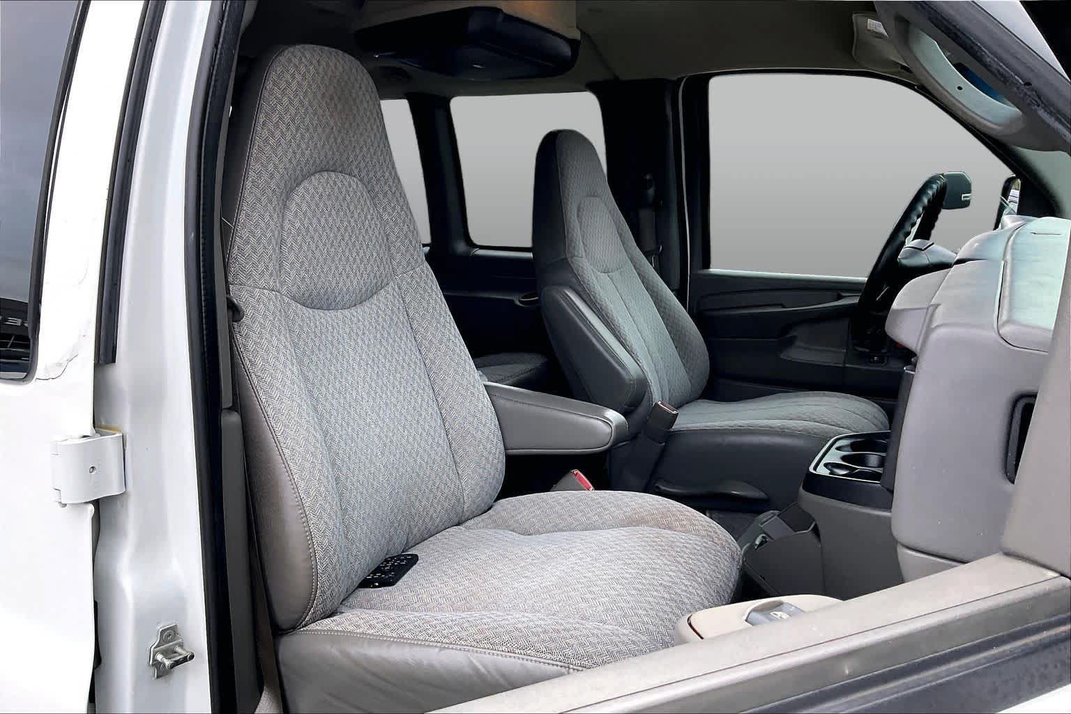 Used 2007 Chevrolet Express 3500 Extended Passenger w/ LT Preferred Equipment Group RWD image 8