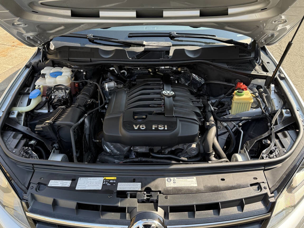 Used 2012 Volkswagen Touareg Sport image 46