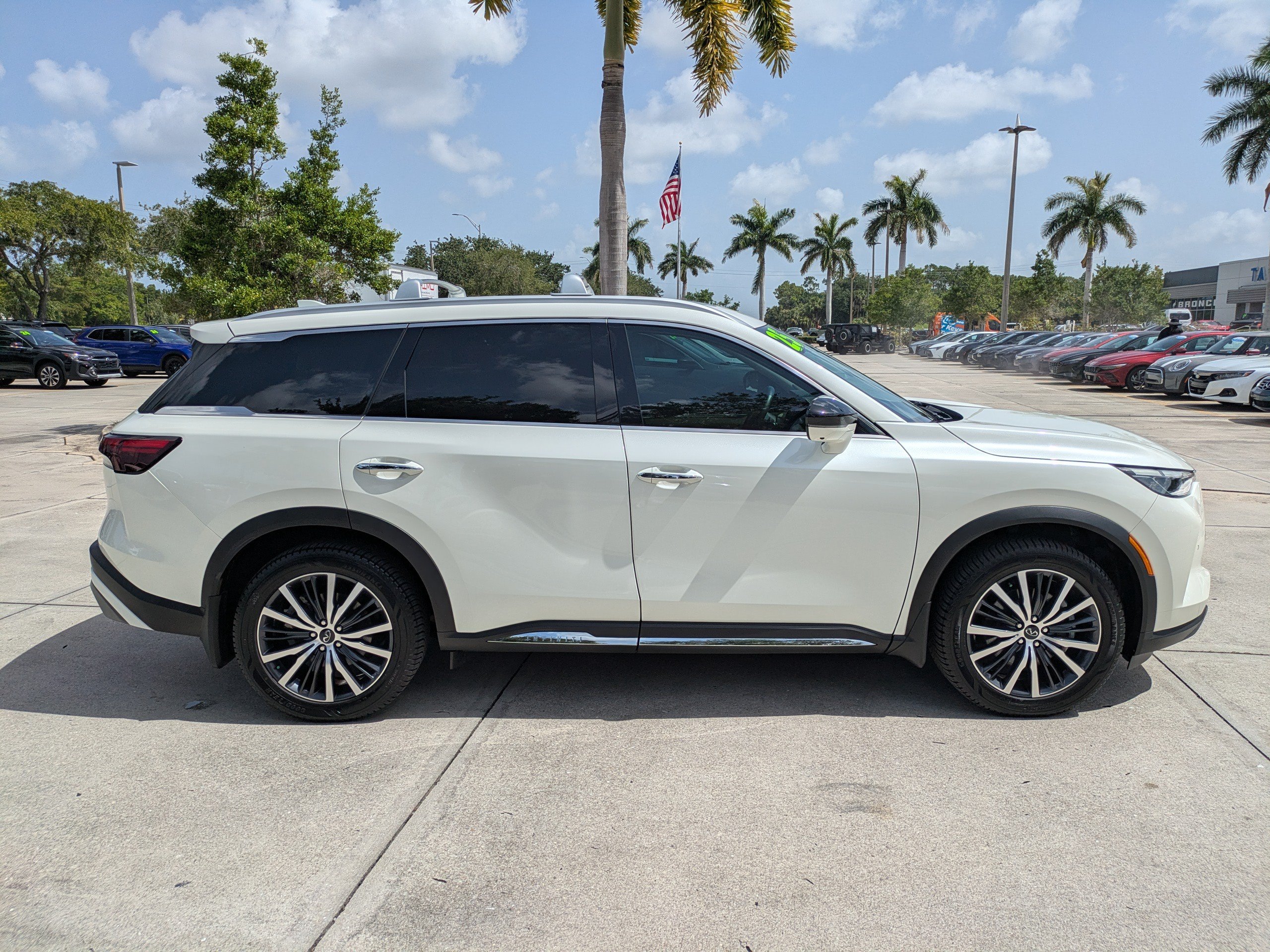 Used 2025 INFINITI QX60 Sensory w/ Vision Package AWD/4WD image 3