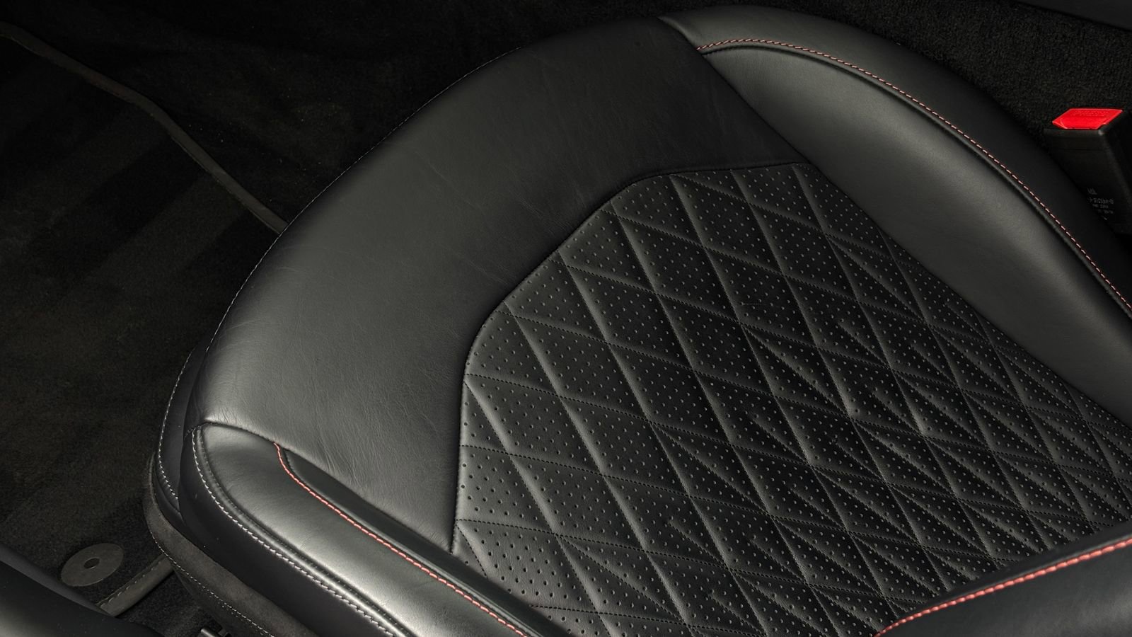 Used 2024 Aston Martin DB12 Coupe image 18