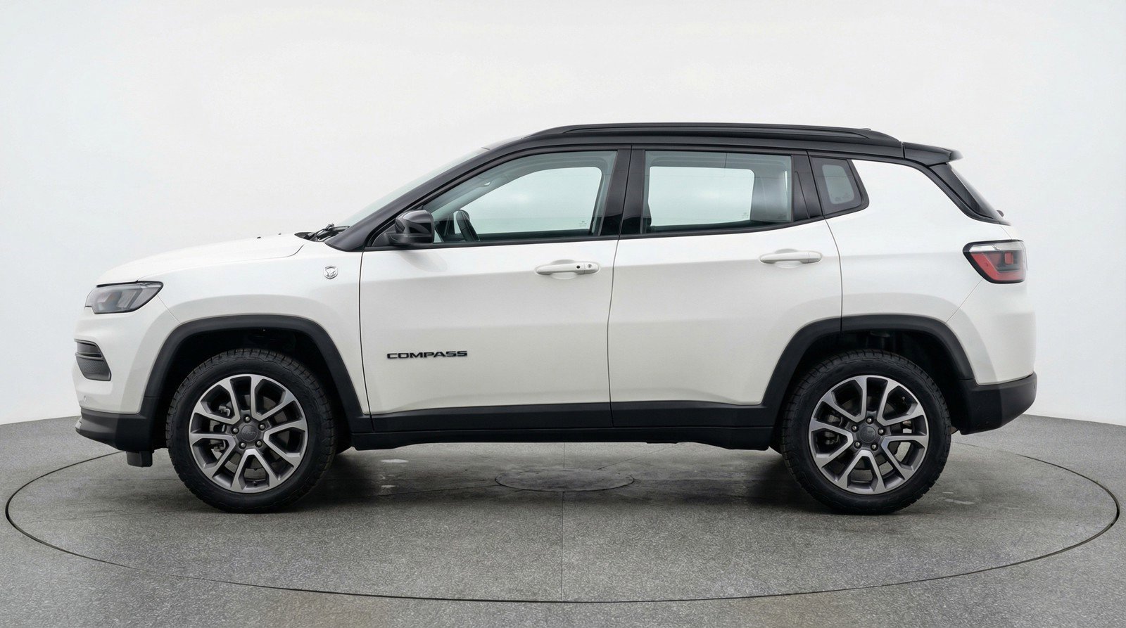 Used 2025 Jeep Compass Trailhawk AWD/4WD image 5