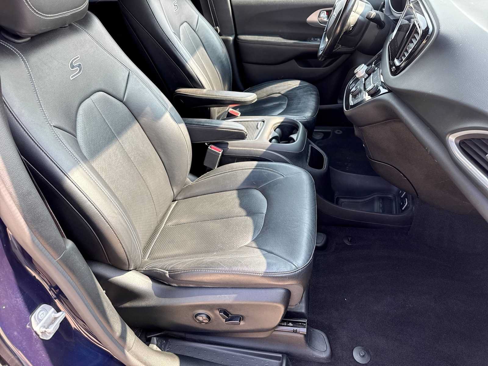 Used 2018 Chrysler Pacifica Touring-L Plus FWD image 22
