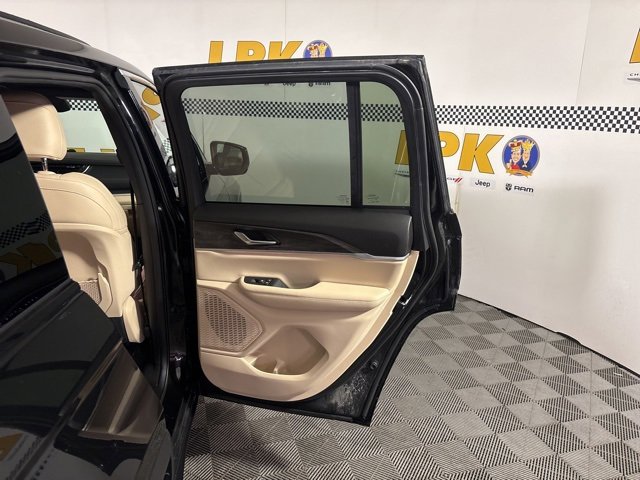 Used 2023 Jeep Grand Cherokee Limited image 29