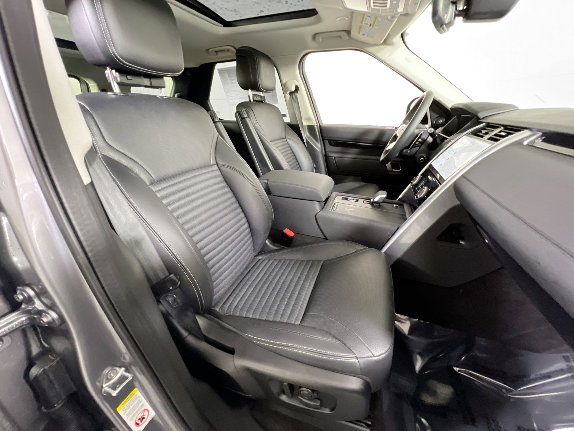 Used 2024 Land Rover Discovery S image 31