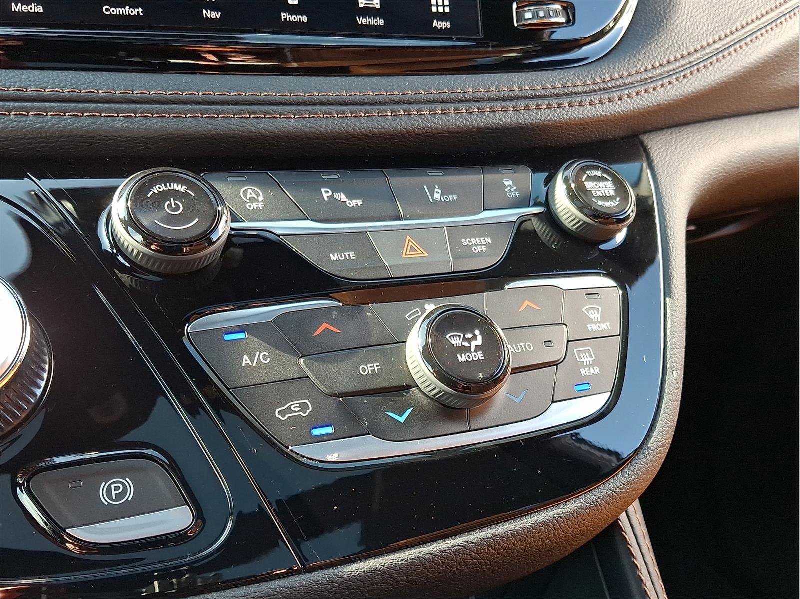 Used 2026 Chrysler Pacifica Pinnacle w/ Trailer Tow Group FWD image 32