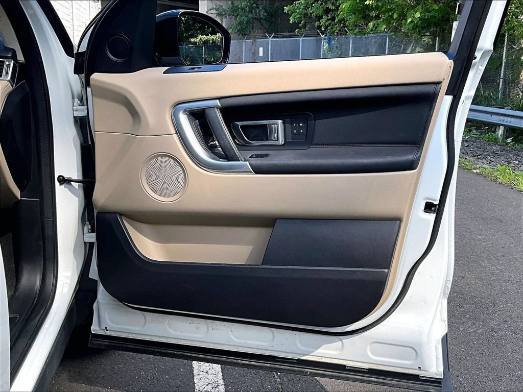 Used 2019 Land Rover Discovery Sport HSE AWD/4WD image 29