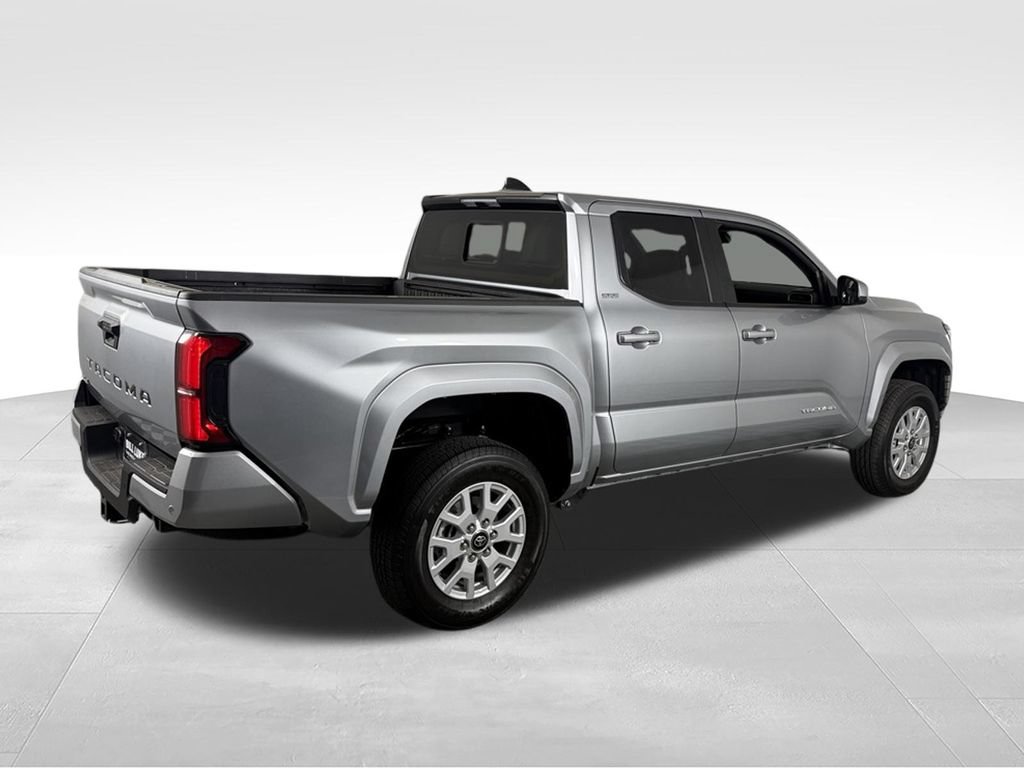 Used 2025 Toyota Tacoma SR5 AWD/4WD image 5