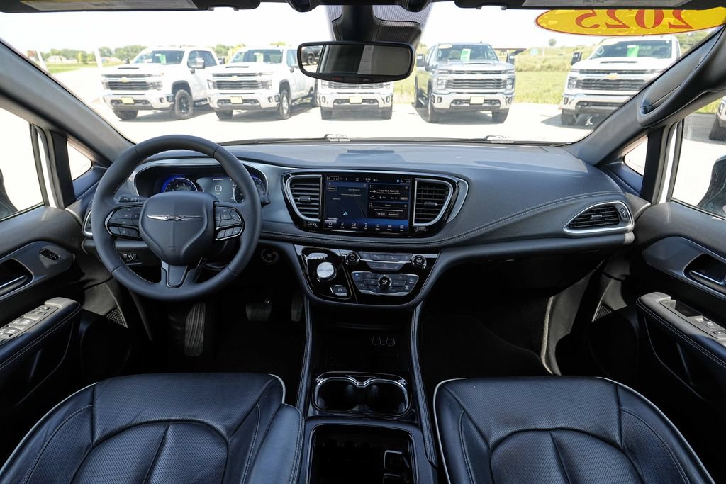 Used 2025 Chrysler Pacifica Limited FWD image 27