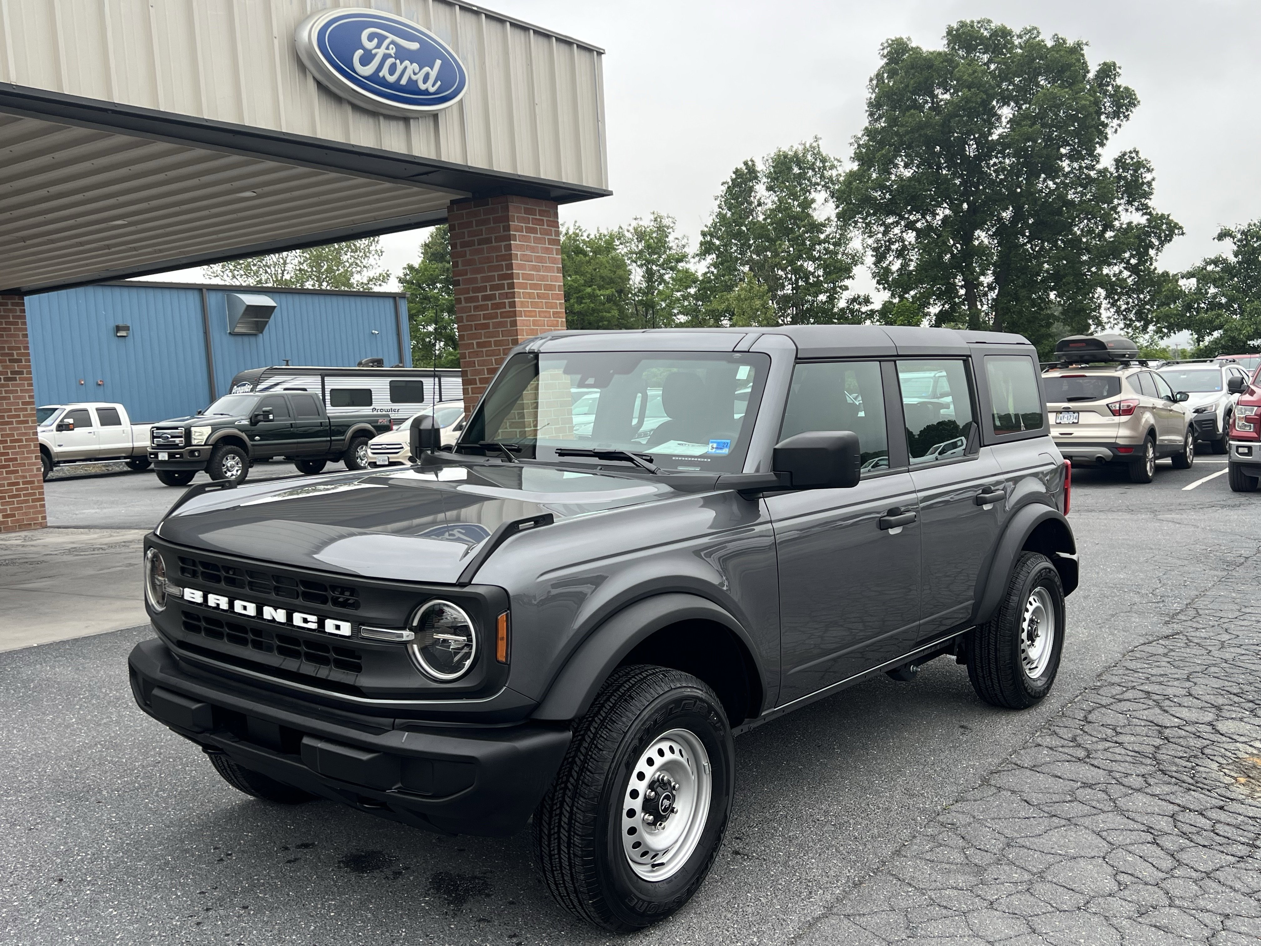 Used 2025 Ford Bronco 4-Door AWD/4WD image 2