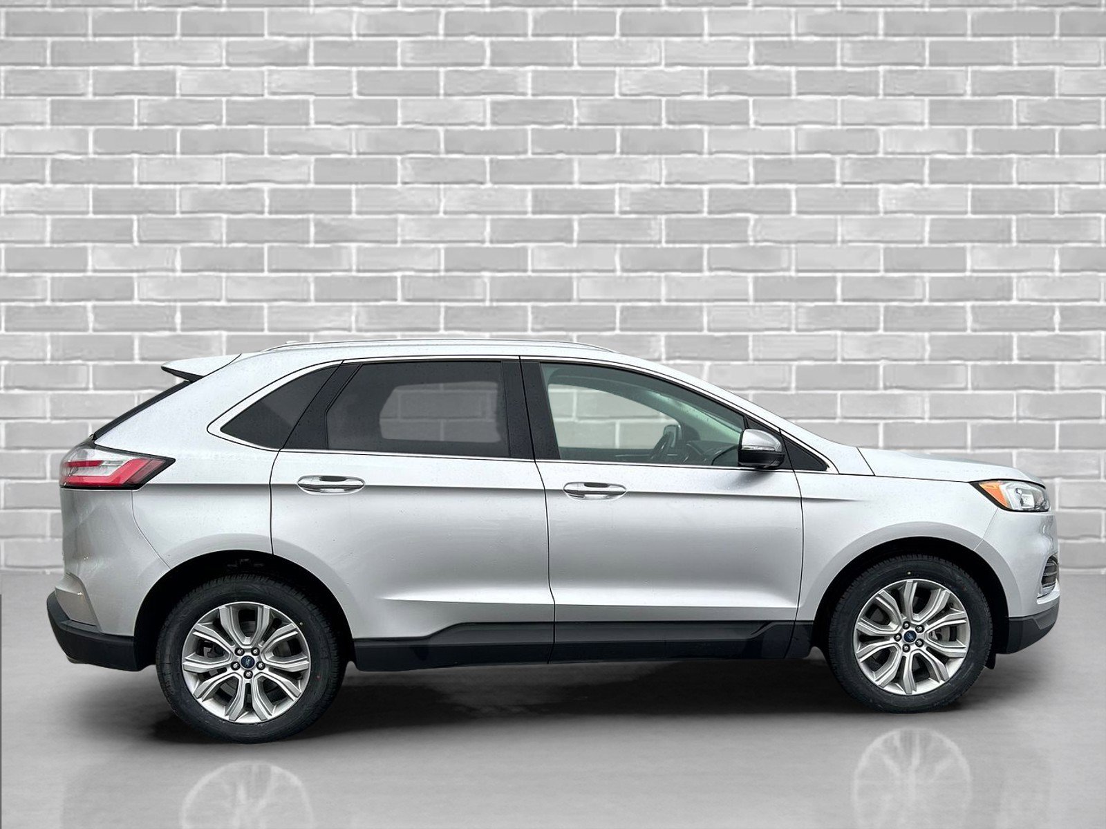Used 2019 Ford Edge Titanium w/ Cold Weather Package image 5