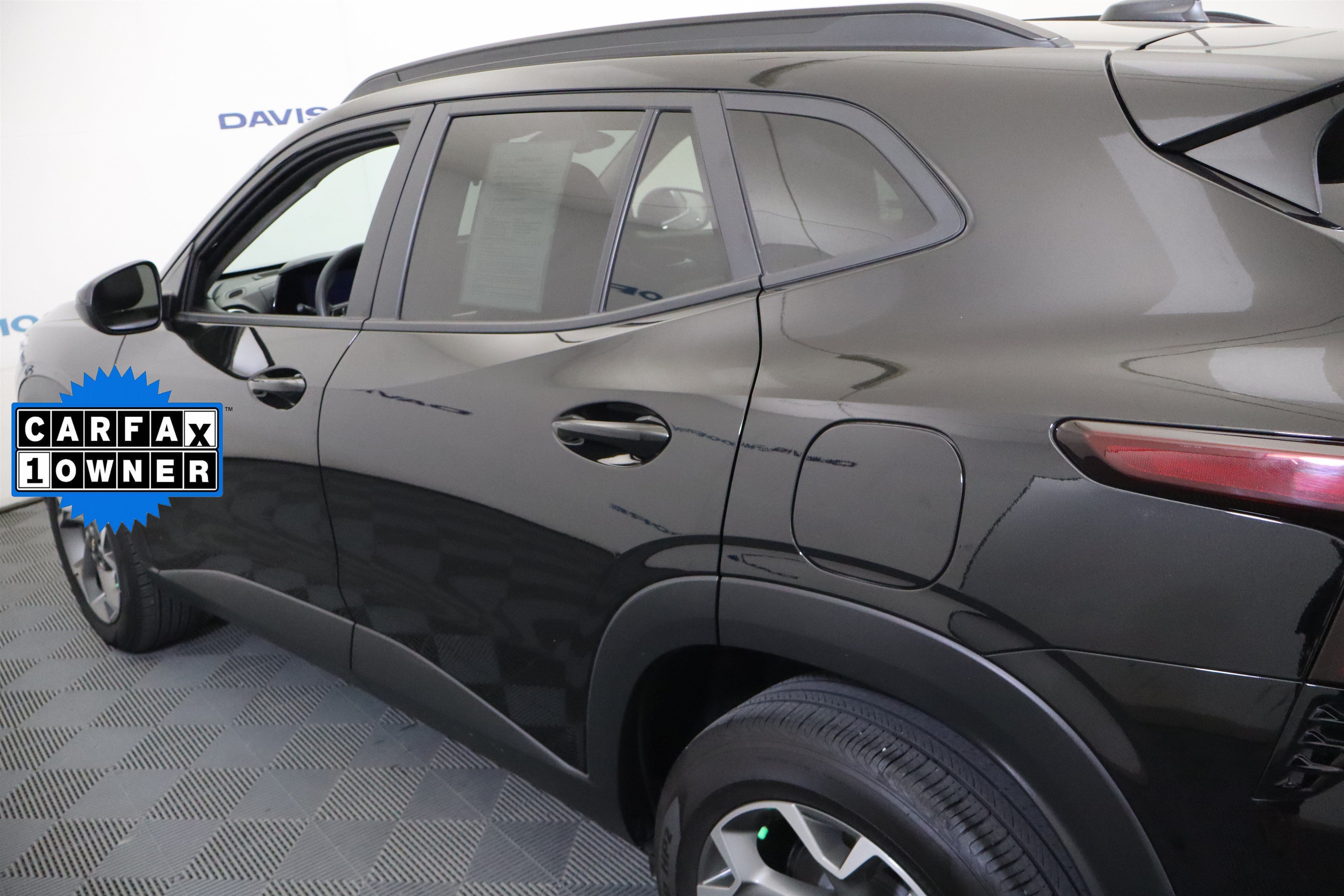 Certified 2025 Chevrolet Trax LT FWD image 11