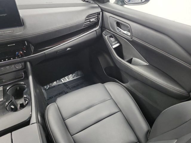 Certified 2025 Nissan Rogue SL FWD image 16