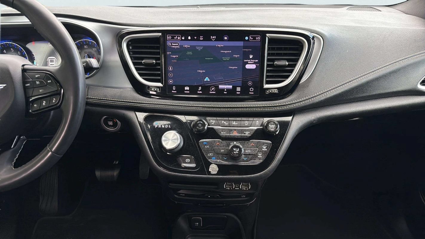 Used 2022 Chrysler Pacifica Touring-L w/ Uconnect Theater Family Group AWD/4WD image 9