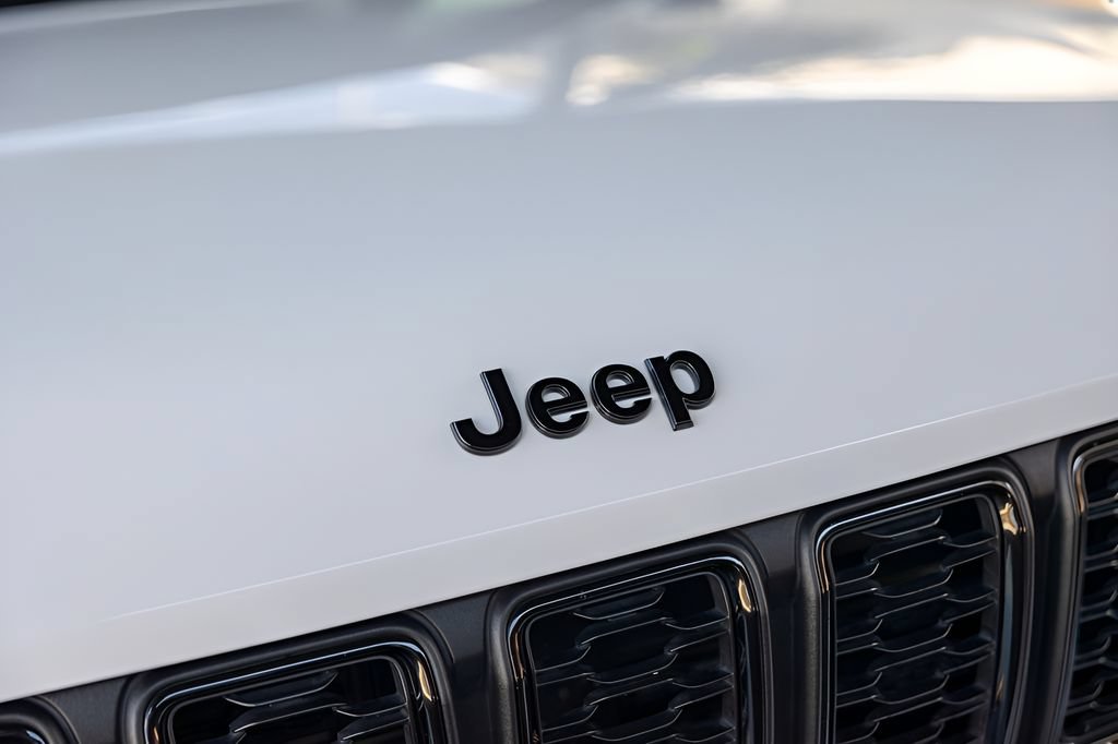 Used 2024 Jeep Grand Cherokee Altitude AWD/4WD image 14